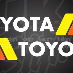 Op de afbeelding: Een wit Toyota-logo met de tekst "TOYOTA" in hoofdletters, met drie rode, oranje en gele strepen boven en onder de tekst.