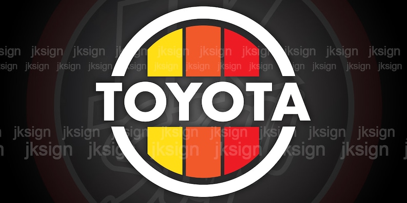 Peut inclure: Le logo de Toyota est un cercle blanc avec un motif rouge, orange et jaune &agrave; l'int&eacute;rieur. Le mot "TOYOTA" est &eacute;crit en lettres blanches au centre du cercle.