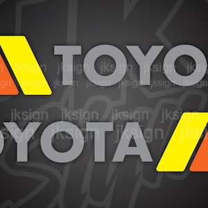 Op de afbeelding: Twee grijze "TOYOTA" logo's met rode, oranje en gele strepen. De strepen zijn diagonaal gerangschikt.