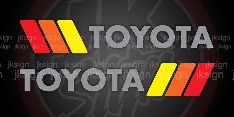 Op de afbeelding: Twee grijze "TOYOTA" logo's met rode, oranje en gele strepen. De strepen zijn diagonaal gerangschikt.