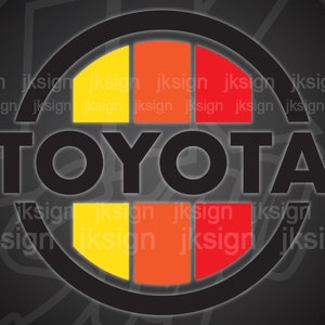 Peut inclure: Logo noir et blanc de la marque Toyota. Le logo pr&eacute;sente le mot "TOYOTA" en caract&egrave;res gras noirs et un cercle stylis&eacute; avec quatre segments de couleur&nbsp;: jaune, orange, rouge et orange.