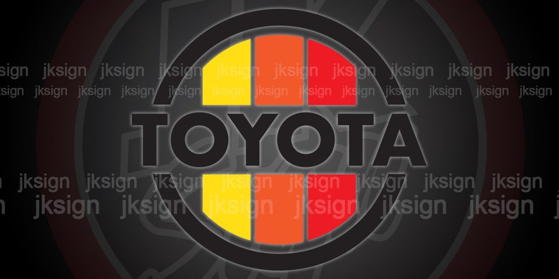 Peut inclure: Logo noir et blanc de la marque Toyota. Le logo pr&eacute;sente le mot "TOYOTA" en caract&egrave;res gras noirs et un cercle stylis&eacute; avec quatre segments de couleur&nbsp;: jaune, orange, rouge et orange.