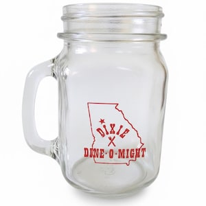 Puede incluir: Tarro de cristal transparente con asa y un gráfico rojo del estado de Georgia con las palabras "Dixie Dine-O-Might". El tarro tiene una boca ancha y está diseñado para beber.