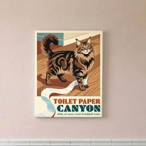 K&ouml;nnte beinhalten: Ein rechteckiger Wandkunstdruck mit einer braun-schwarzen getigerten Katze auf einem Holzboden mit einer Spur aus wei&szlig;em Toilettenpapier. Der Text lautet TOILET PAPER CANYON und Miles of scenic shredded trails in Blau und Orange.