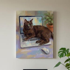 Peut inclure: Une impression murale rectangulaire repr&eacute;sentant un chat brun allong&eacute; sur un ordinateur portable ouvert, avec une souris d'ordinateur &agrave; proximit&eacute;. La peinture utilise des coups de pinceau doux dans des tons bleu, jaune et violet.