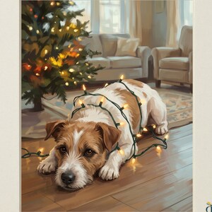 Op de afbeelding: Een digitale print getiteld HEIRLOOM TAILS COLLECTION met een bruin-witte terri&euml;r die op een houten vloer ligt, gewikkeld in een lichtsnoer met warmwitte kerstverlichting, met een versierde kerstboom op de achtergrond.