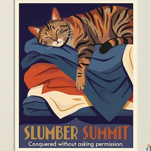 K&ouml;nnte beinhalten: Ein grafischer Kunstdruck mit dem Titel The Pet Atlas Collection, der eine braune getigerte Katze zeigt, die auf einem Stapel blauer, orangefarbener und cremefarbener Decken schl&auml;ft. Der Text lautet Slumber Summit, Conquered without asking permission und Digital Download.