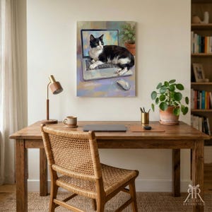 Peut inclure: Une impression murale rectangulaire repr&eacute;sentant une peinture d'un chat noir et blanc allong&eacute; sur un ordinateur portable ouvert. Le fond de l'&oelig;uvre pr&eacute;sente des coups de pinceau doux et m&eacute;lang&eacute;s dans des tons bleu, violet et jaune.