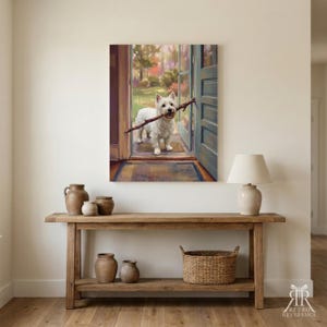 Puede incluir: Una impresi&oacute;n de arte mural rectangular que representa a un terrier blanco de las Tierras Altas del Oeste de pie en una puerta abierta sosteniendo un palo marr&oacute;n en la boca. La escena muestra un marco de puerta azul y un jard&iacute;n borroso.
