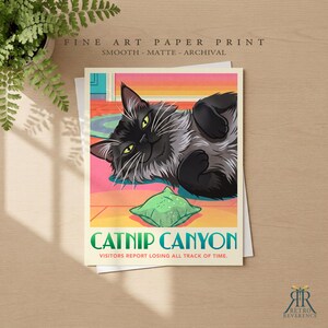 K&ouml;nnte beinhalten: Ein Kunstdruck auf Papier mit einer schwarzen Katze, die mit einem gr&uuml;nen Spielzeug auf dem Boden liegt. Der Text lautet CATNIP CANYON VISITORS REPORT LOSING ALL TRACK OF TIME. Der Druck ist glatt, matt und archivfest auf hellem Holz.