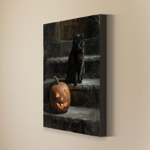 Op de afbeelding: Een rechthoekige canvas print met een zwarte kat die op stenen treden zit naast een gloeiende oranje pompoen. De sc&egrave;ne is geplaatst tegen een donkere, getextureerde achtergrond met subtiele details van spinnenwebben in de hoeken.