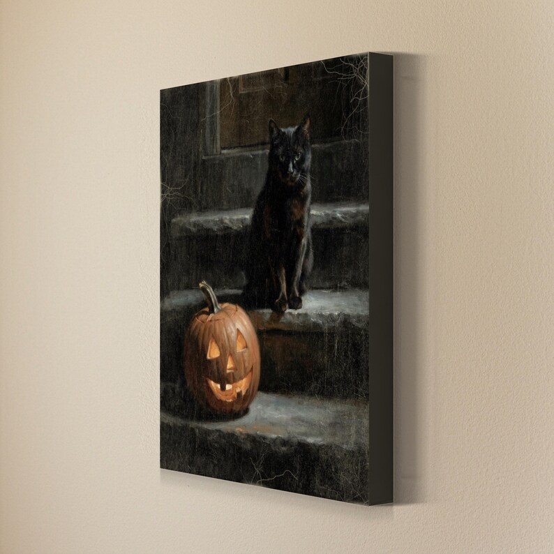 Op de afbeelding: Een rechthoekige canvas print met een zwarte kat die op stenen treden zit naast een gloeiende oranje pompoen. De sc&egrave;ne is geplaatst tegen een donkere, getextureerde achtergrond met subtiele details van spinnenwebben in de hoeken.