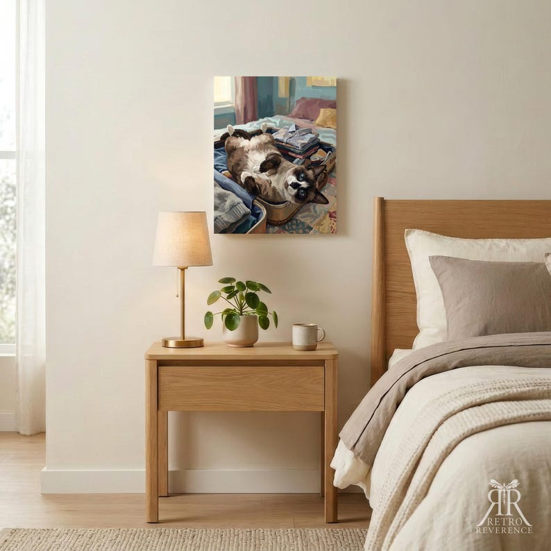 Puede incluir: Una impresi&oacute;n de arte mural rectangular con la pintura de un gato marr&oacute;n y blanco tumbado boca arriba dentro de una maleta abierta llena de ropa doblada. El gato tiene marcas oscuras en la cara y las orejas, en un dormitorio.