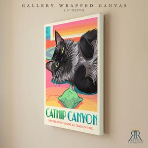 K&ouml;nnte beinhalten: Eine auf einen 3,8 cm tiefen Keilrahmen gespannte Leinwand mit einem schwarzen Katzenmotiv, die mit einem gr&uuml;nen Spielzeug auf dem Boden liegt. Der Text lautet "CATNIP CANYON" und "VISITORS REPORT LOSING ALL TRACK OF TIME." Der Hintergrund zeigt orange, rosa und gelbe Streifen.