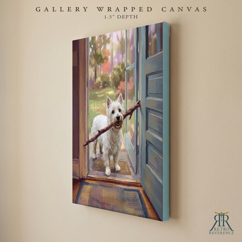 Puede incluir: Un lienzo envuelto en galer&iacute;a con una profundidad de 3,8 cm que presenta la pintura de un West Highland White Terrier blanco de pie en una puerta abierta sosteniendo un palo de madera marr&oacute;n en la boca. La escena muestra un jard&iacute;n verde.