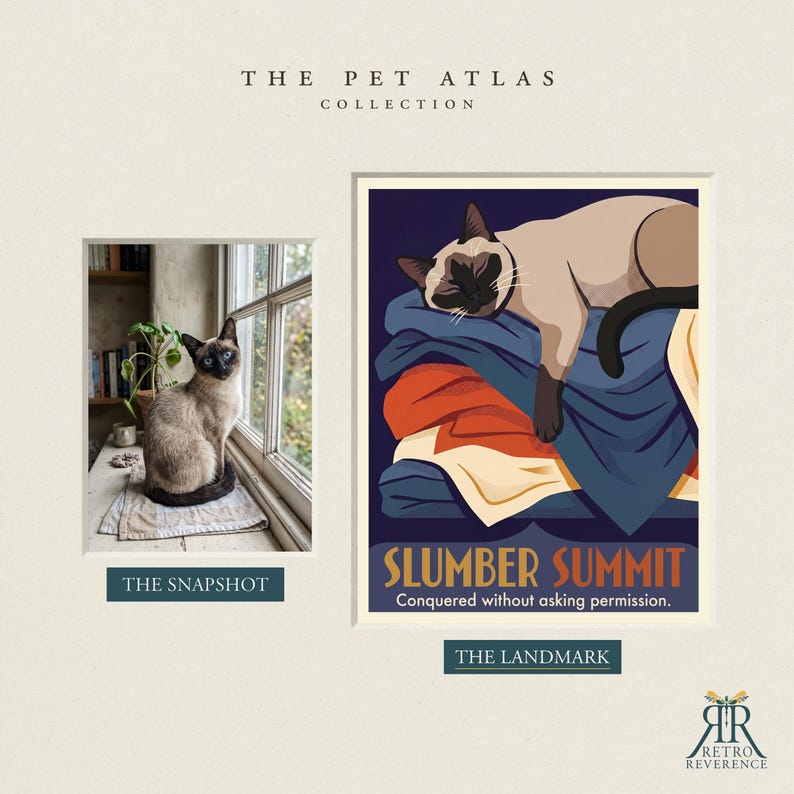 K&ouml;nnte beinhalten: Ein Druck mit dem Titel The Pet Atlas Collection, der ein Foto mit der Beschriftung The Snapshot einer Siamkatze auf einem Fensterbrett und eine Illustration mit der Beschriftung The Landmark namens Slumber Summit mit einer schlafenden Katze zeigt.