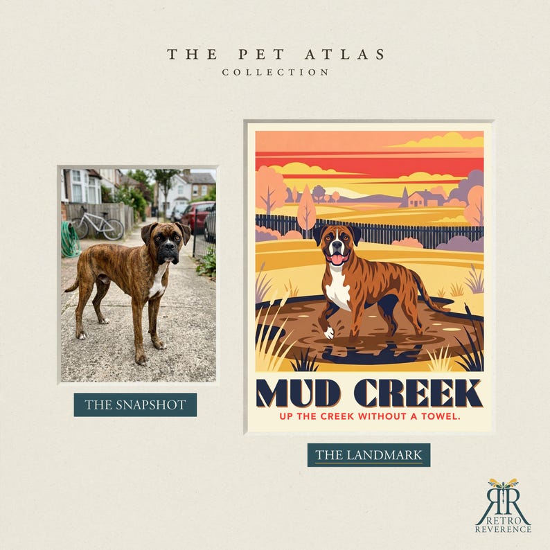 Może przedstawiać: Wydruk zatytułowany The Pet Atlas Collection przedstawiający zdjęcie pręgowanego psa rasy bokser oznaczone jako The Snapshot oraz stylizowaną ilustrację tego samego psa w błotnistym strumieniu oznaczoną jako The Landmark z tekstem Mud Creek Up the creek without a towel.