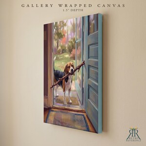 Puede incluir: Un lienzo envuelto en galer&iacute;a con una profundidad de 3,8 cm que muestra un beagle de pie en una puerta abierta con un palo en la boca. El texto GALLERY WRAPPED CANVAS 1.5" DEPTH aparece arriba y RETRO REVERENCE en la parte inferior.