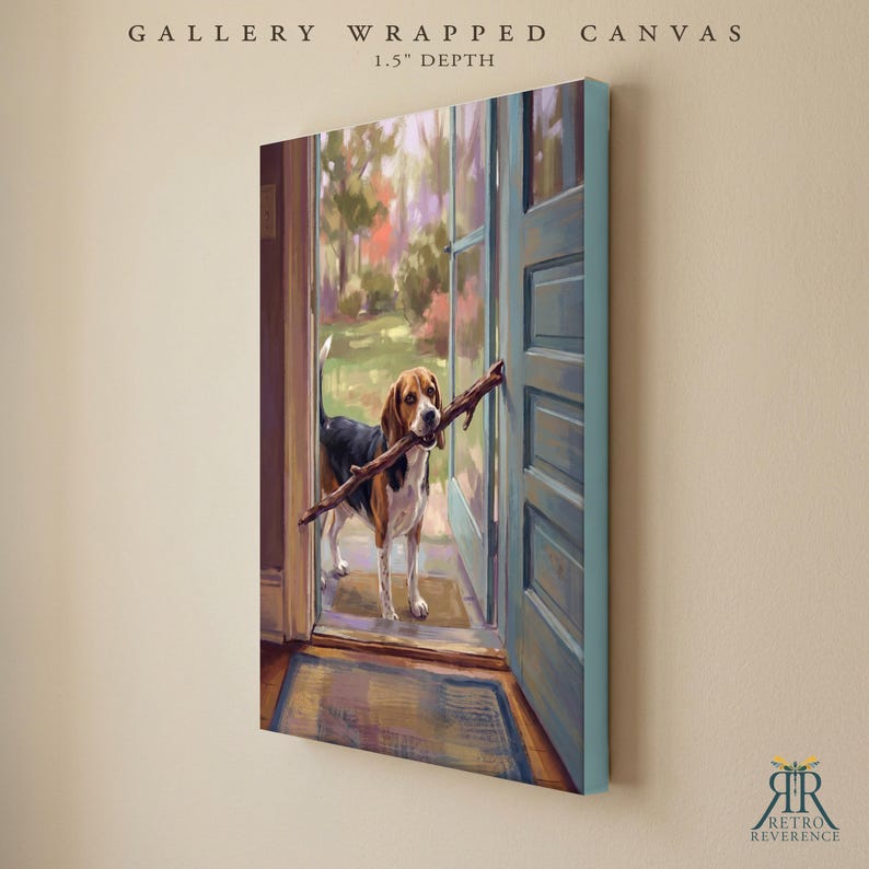 Puede incluir: Un lienzo envuelto en galer&iacute;a con una profundidad de 3,8 cm que muestra un beagle de pie en una puerta abierta con un palo en la boca. El texto GALLERY WRAPPED CANVAS 1.5" DEPTH aparece arriba y RETRO REVERENCE en la parte inferior.