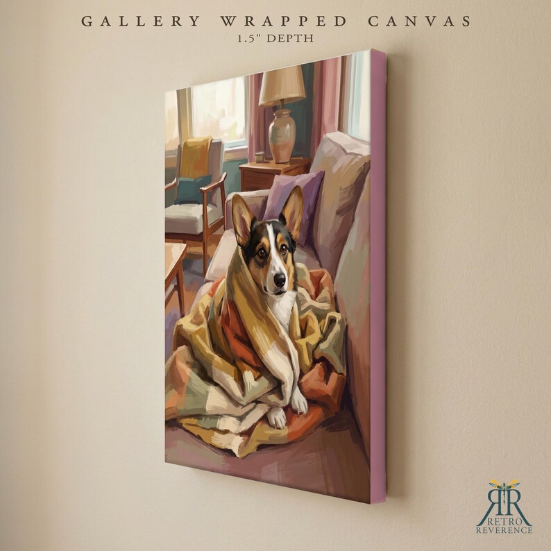 Puede incluir: Un lienzo montado en bastidor de 3,8 cm de profundidad con la pintura de un Corgi tricolor envuelto en una manta beige y marr&oacute;n, sentado en un sof&aacute; junto a una l&aacute;mpara, una silla y un coj&iacute;n morado. El texto dice GALLERY WRAPPED CANVAS.