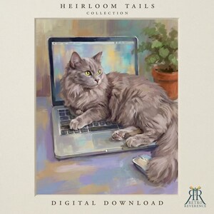 Puede incluir: Una pintura digital de un gato gris esponjoso descansando sobre el teclado de una computadora port&aacute;til abierta. El texto HEIRLOOM TAILS COLLECTION y DIGITAL DOWNLOAD aparece arriba y abajo. Una planta verde en maceta est&aacute; al fondo.