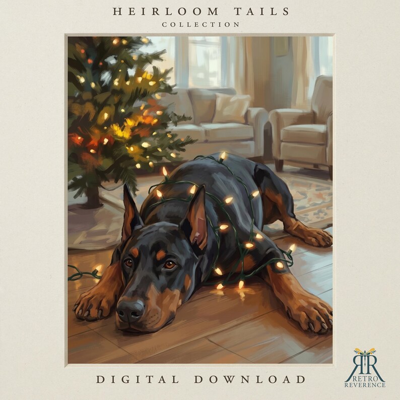 Op de afbeelding: Een digitale illustratie getiteld HEIRLOOM TAILS COLLECTION met een zwart-bruine Dobermann die op een houten vloer ligt, gewikkeld in een lichtsnoer met warmwitte kerstverlichting, met een versierde kerstboom op de achtergrond.