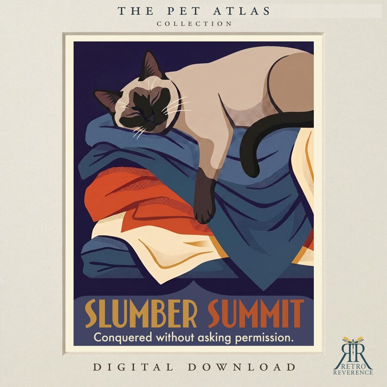 K&ouml;nnte beinhalten: Ein Grafikdruck mit dem Titel The Pet Atlas Collection zeigt eine Siamkatze, die auf einem Stapel gefalteter blauer, orangefarbener und cremefarbener Stoffe schl&auml;ft. Der Text lautet Slumber Summit, Conquered without asking permission, Digital Download.