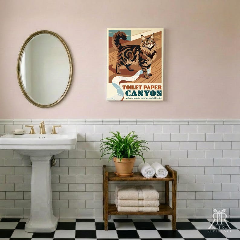 K&ouml;nnte beinhalten: Ein rechteckiger Wandkunstdruck mit einer braun-schwarzen getigerten Katze auf einem Holzboden mit einer Spur aus wei&szlig;em Toilettenpapier. Der Text lautet TOILET PAPER CANYON und Miles of scenic shredded trails in Blau und Orange.