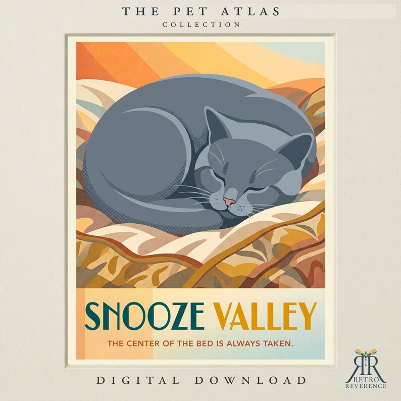 Może przedstawiać: Cyfrowy wydruk artystyczny zatytułowany The Pet Atlas Collection przedstawiający szarego kota zwiniętego w kłębek na wzorzystym kocu. Poniżej kota znajduje się tekst SNOOZE VALLEY oraz THE CENTER OF THE BED IS ALWAYS TAKEN. Na dole DIGITAL DOWNLOAD.