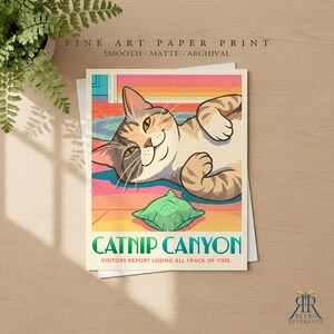 K&ouml;nnte beinhalten: Ein Kunstdruck auf Papier mit einer farbenfrohen Illustration einer getigerten Katze, die mit einem gr&uuml;nen Spielzeug auf dem Boden liegt. Der Text lautet CATNIP CANYON VISITORS REPORT LOSING ALL TRACK OF TIME. Der Druck ist glatt, matt und archivfest.
