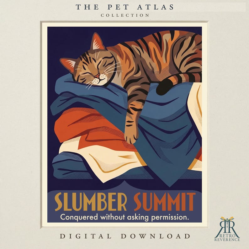 K&ouml;nnte beinhalten: Ein grafischer Kunstdruck mit dem Titel The Pet Atlas Collection, der eine braune getigerte Katze zeigt, die auf einem Stapel blauer, orangefarbener und cremefarbener Decken schl&auml;ft. Der Text lautet Slumber Summit, Conquered without asking permission und Digital Download.