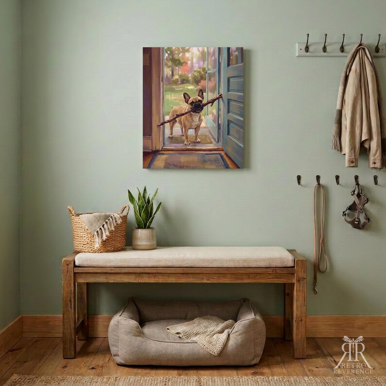 Puede incluir: Un cuadro rectangular que muestra a un bulldog franc&eacute;s de color canela de pie en una puerta abierta sosteniendo un palo en la boca. La escena representa una vista brillante de un jard&iacute;n exterior a trav&eacute;s del marco de la puerta.