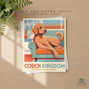 Puede incluir: Una impresi&oacute;n de arte en papel que muestra a un perro de color marr&oacute;n dorado descansando en un sof&aacute; verde azulado. La ilustraci&oacute;n incluye una planta en maceta y el texto COUCH KINGDOM The throne is always occupied. Impresi&oacute;n lisa, mate y de archivo.