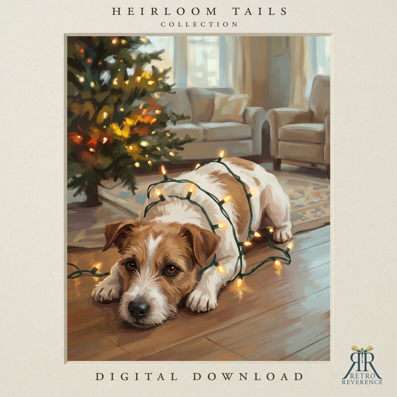 Op de afbeelding: Een digitale print getiteld HEIRLOOM TAILS COLLECTION met een bruin-witte terri&euml;r die op een houten vloer ligt, gewikkeld in een lichtsnoer met warmwitte kerstverlichting, met een versierde kerstboom op de achtergrond.