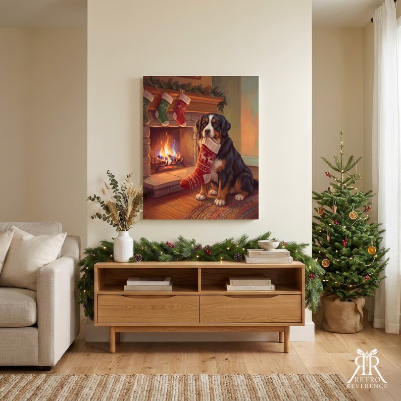 Pu&ograve; includere: Una stampa artistica rettangolare da parete che raffigura un bovaro del bernese seduto su un tappeto davanti a un camino, che tiene in bocca una calza natalizia rossa e bianca. Altre tre calze sono appese alla mensola.