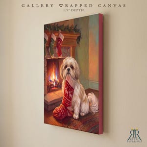 Pu&ograve; includere: Una tela montata su telaio con una profondit&agrave; di 3,8 cm raffigurante un cane bianco seduto davanti a un camino. Il cane tiene in bocca una calza natalizia rossa e bianca a motivi. Altre due calze sono appese alla mensola del camino.