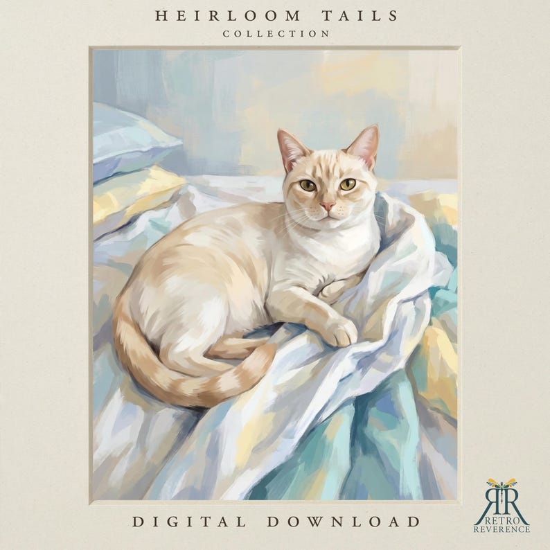 Pu&ograve; includere: Un'illustrazione digitale di un gatto color crema che riposa su biancheria da letto stropicciata nei toni del blu e del giallo. Il testo HEIRLOOM TAILS COLLECTION e DIGITAL DOWNLOAD appare in alto e in basso. &Egrave; visibile un logo con il testo RETRO REVERENCE.