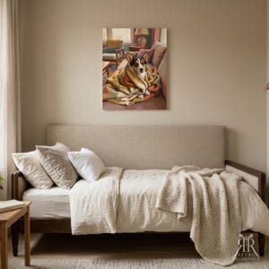 Puede incluir: Una impresi&oacute;n de arte mural rectangular que muestra una pintura de un Corgi tricolor envuelto en una manta a rayas, sentado en un sof&aacute; en una sala de estar. La obra se exhibe sobre un div&aacute;n con cabecero beige y ropa de cama blanca.