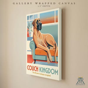 Puede incluir: Un lienzo montado en bastidor de 3,8 cm de profundidad que muestra un gran dan&eacute;s de color canela sentado en un sof&aacute; verde azulado. La obra incluye el texto COUCH KINGDOM y The throne is always occupied. Fondo con ventana.