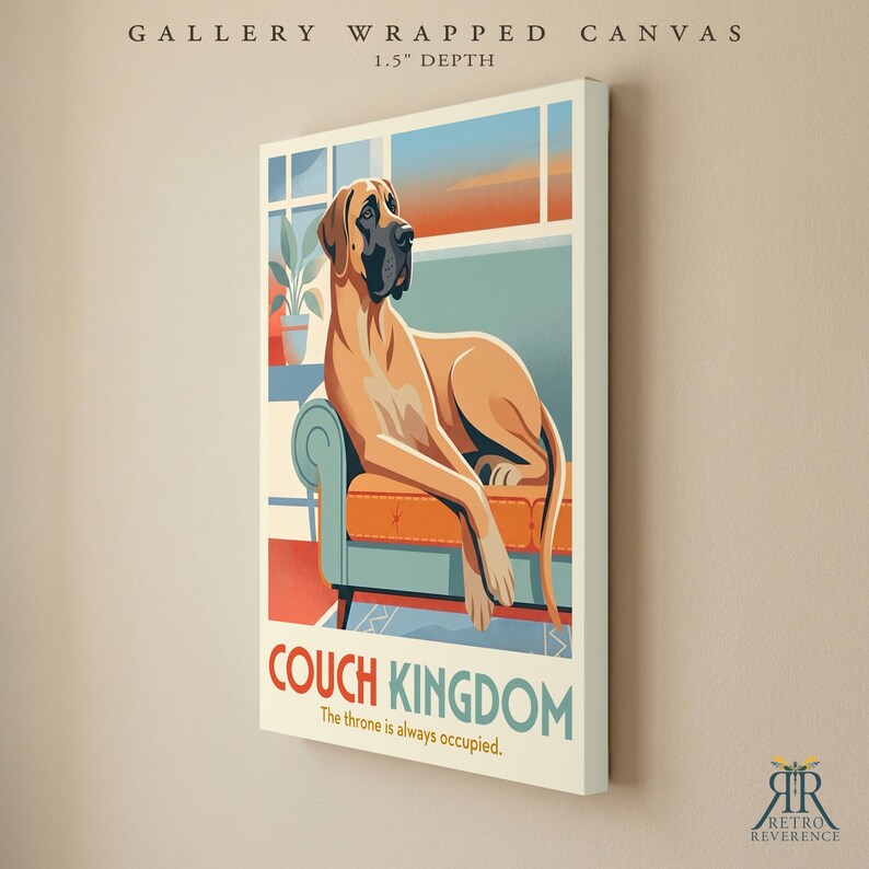 Puede incluir: Un lienzo montado en bastidor de 3,8 cm de profundidad que muestra un gran dan&eacute;s de color canela sentado en un sof&aacute; verde azulado. La obra incluye el texto COUCH KINGDOM y The throne is always occupied. Fondo con ventana.
