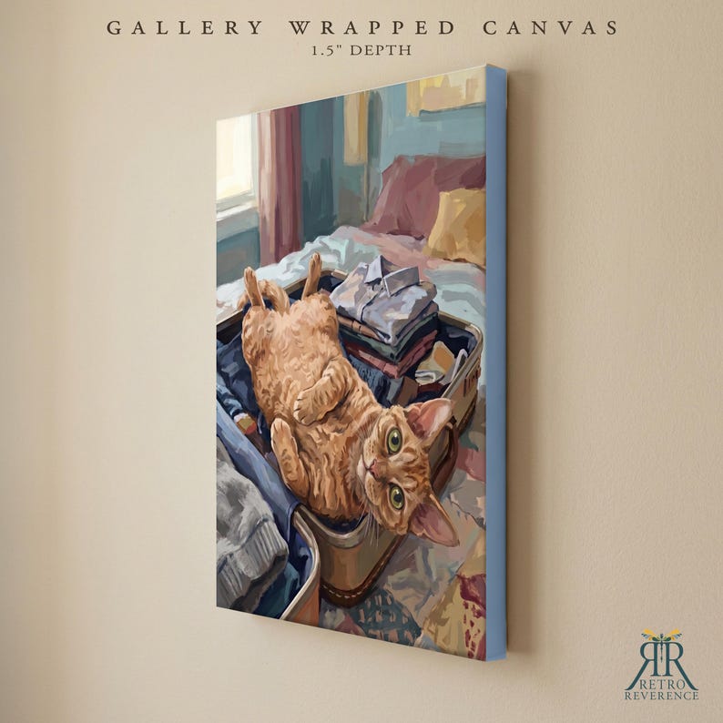 Puede incluir: Un lienzo envuelto en galer&iacute;a con una profundidad de 3,8 cm que muestra una pintura de un gato atigrado naranja acostado boca arriba dentro de una maleta abierta llena de ropa doblada. El gato tiene ojos verdes y mira al espectador.