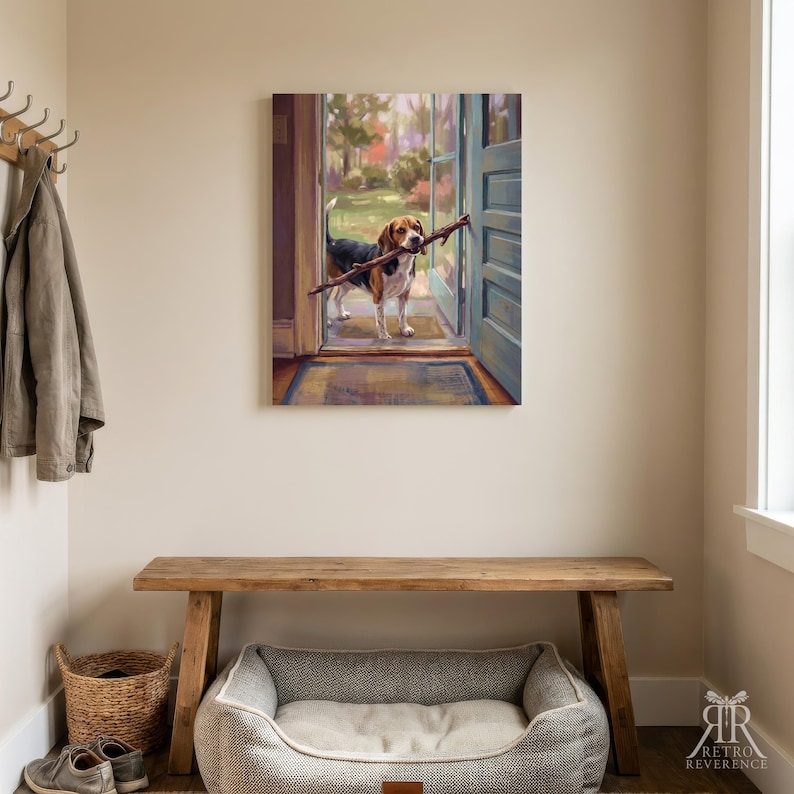 Puede incluir: Una impresi&oacute;n de arte mural rectangular que representa a un beagle de pie en una puerta abierta, sosteniendo un palo de madera largo en su boca. El perro tiene pelaje marr&oacute;n, negro y blanco. La escena muestra un jard&iacute;n brillante al fondo.