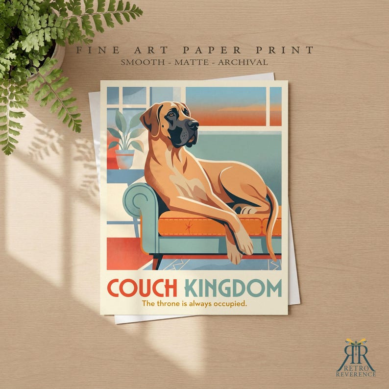Puede incluir: Una impresi&oacute;n art&iacute;stica en papel que muestra a un gran dan&eacute;s de color canela descansando en un sof&aacute; verde azulado con cojines naranjas. El texto dice COUCH KINGDOM y The throne is always occupied. Impresi&oacute;n lisa, mate y de archivo.
