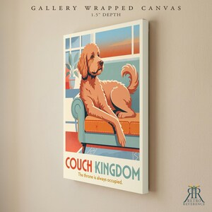 Puede incluir: Un lienzo montado en bastidor de 3,8 cm de profundidad con un perro dorado sobre un sof&aacute; azul cerceta. El texto dice COUCH KINGDOM y The throne is always occupied. La ilustraci&oacute;n incluye una ventana, una planta y tonos c&aacute;lidos.