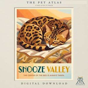 Może przedstawiać: Cyfrowy wydruk artystyczny zatytułowany The Pet Atlas Collection przedstawiający kota w cętki lamparta zwiniętego w kłębek na wzorzystej powierzchni. Poniżej znajduje się napis SNOOZE VALLEY oraz THE CENTER OF THE BED IS ALWAYS TAKEN.