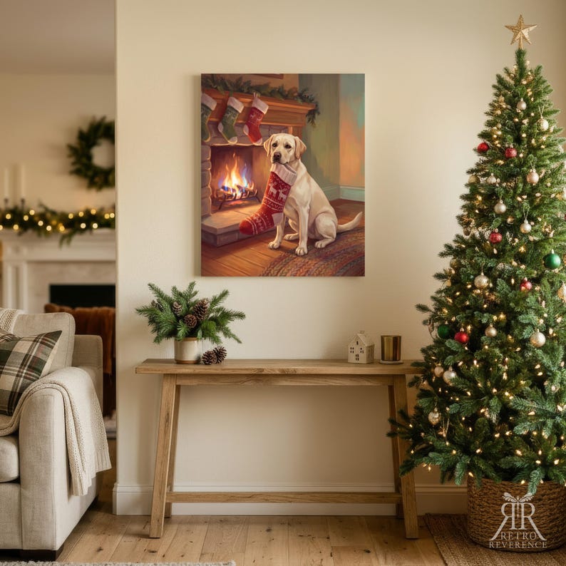 Pu&ograve; includere: Una stampa artistica da parete rettangolare che raffigura un labrador retriever giallo seduto su un tappeto davanti a un camino, che tiene in bocca una calza natalizia rossa e bianca a motivi, con altre calze appese al camino.
