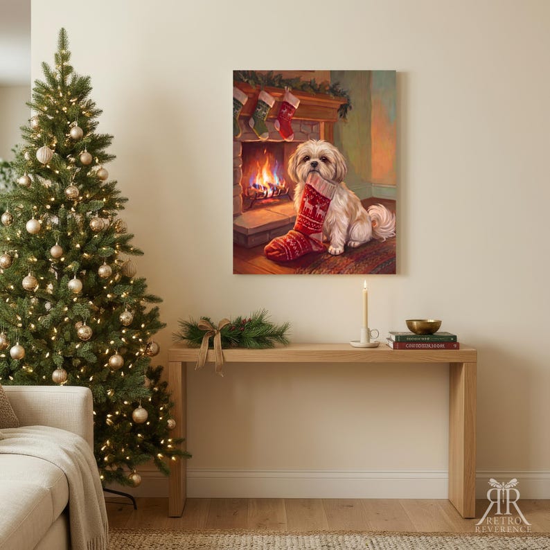 Pu&ograve; includere: Una stampa artistica rettangolare che raffigura un cane bianco dal pelo folto seduto su un tappeto davanti a un camino, mentre tiene in bocca una calza natalizia rossa. Altre due calze sono appese alla mensola sopra il fuoco.