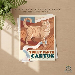 K&ouml;nnte beinhalten: Ein Kunstdruck auf Papier zeigt eine rot getigerte Katze auf einem Holzboden mit einer Spur aus wei&szlig;em Toilettenpapier. Der Text lautet: FINE ART PAPER PRINT, TOILET PAPER CANYON, Miles of scenic (and shredded) trails.