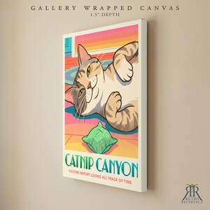 K&ouml;nnte beinhalten: Eine auf einen 3,81 cm tiefen Keilrahmen gespannte Leinwand mit einer farbigen Illustration einer getigerten Katze, die mit einem gr&uuml;nen Spielzeug auf dem Boden liegt. Text: CATNIP CANYON und VISITORS REPORT LOSING ALL TRACK OF TIME.