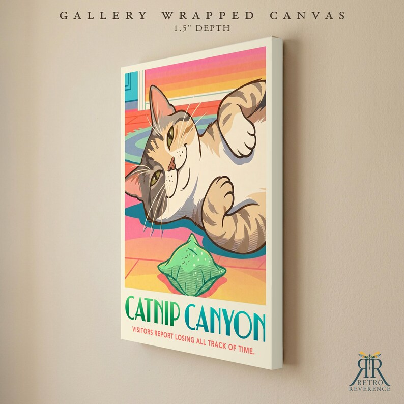 K&ouml;nnte beinhalten: Eine auf einen 3,81 cm tiefen Keilrahmen gespannte Leinwand mit einer farbigen Illustration einer getigerten Katze, die mit einem gr&uuml;nen Spielzeug auf dem Boden liegt. Text: CATNIP CANYON und VISITORS REPORT LOSING ALL TRACK OF TIME.